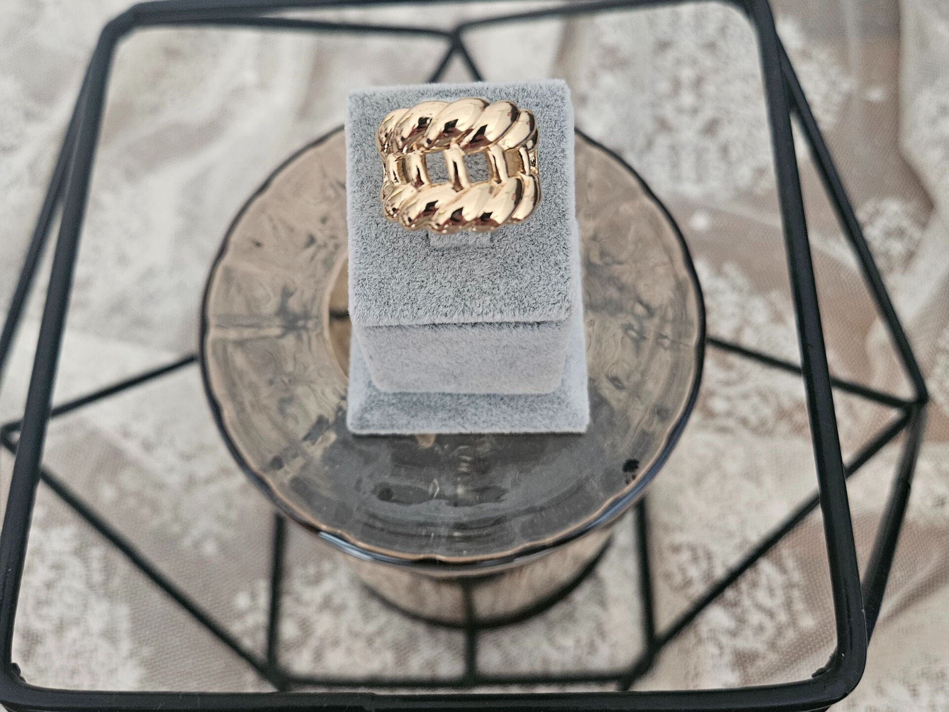 Altin Renkli Capraz Burgu Yuzuk