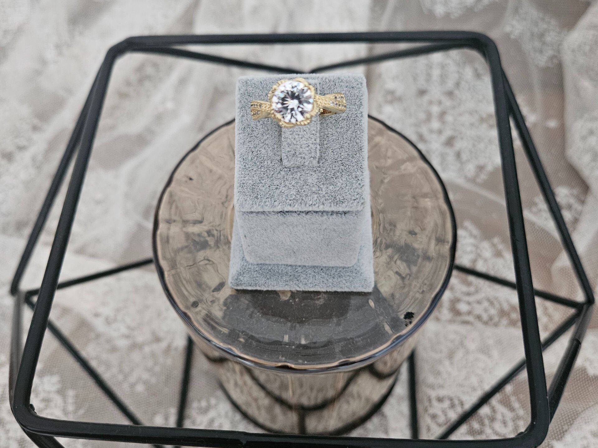 Altin Renkli Tektas Zirkon Yuzuk