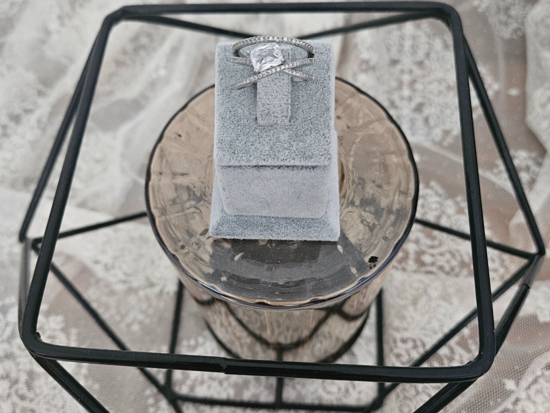 Gumus Renkli Capraz Beyaz Tasli Zirkon Yuzuk