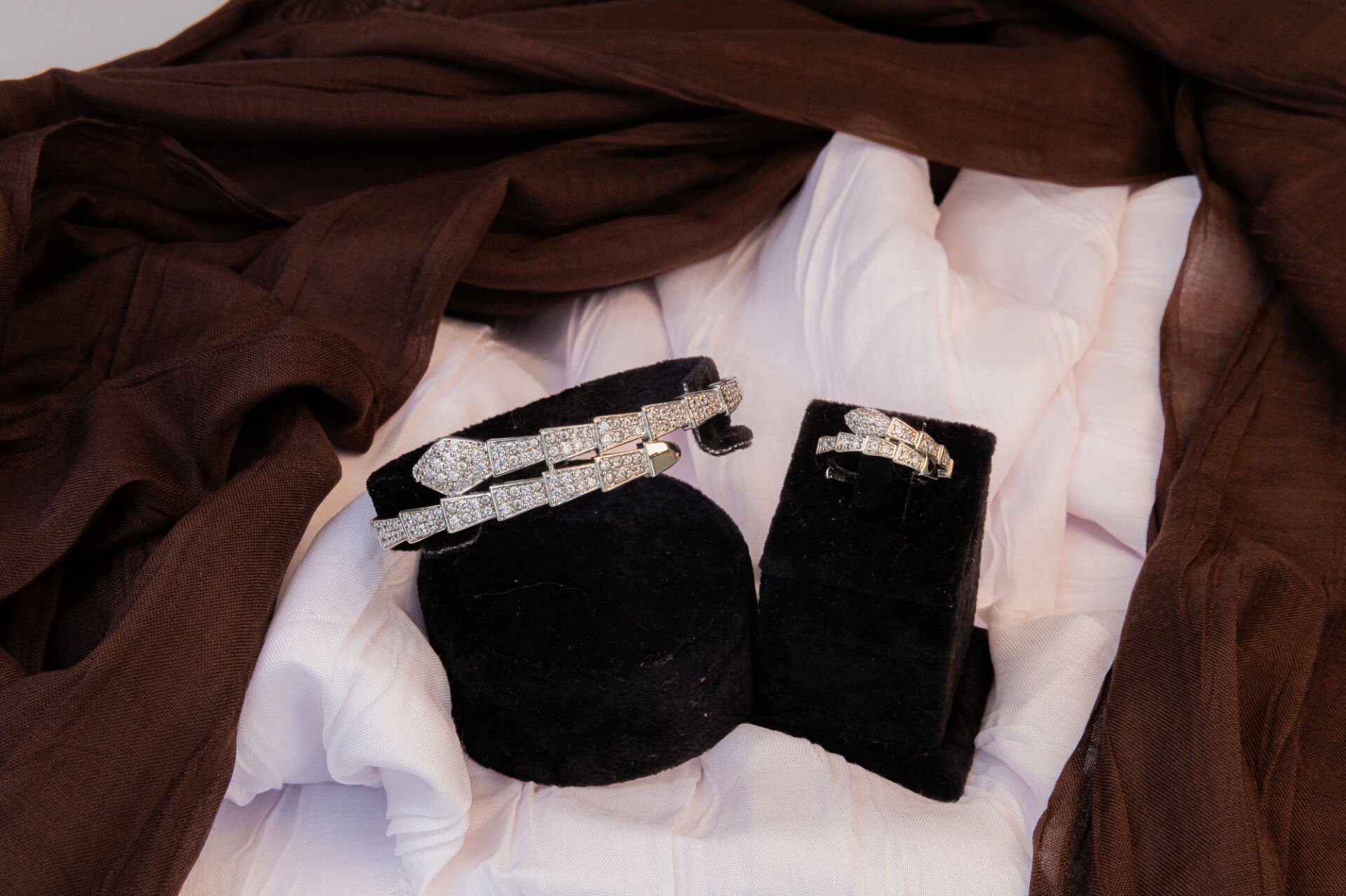 SET CST0008